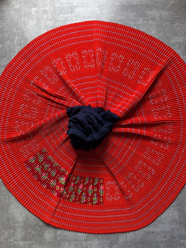 モン族スカート 085 ロング 裾ボリューム 贅沢に巻きスカート1枚使用 藍染布 手刺繍　bamiオリジナルパターン