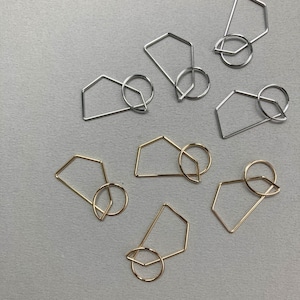 丸と五角形ワイヤーフープチャーム