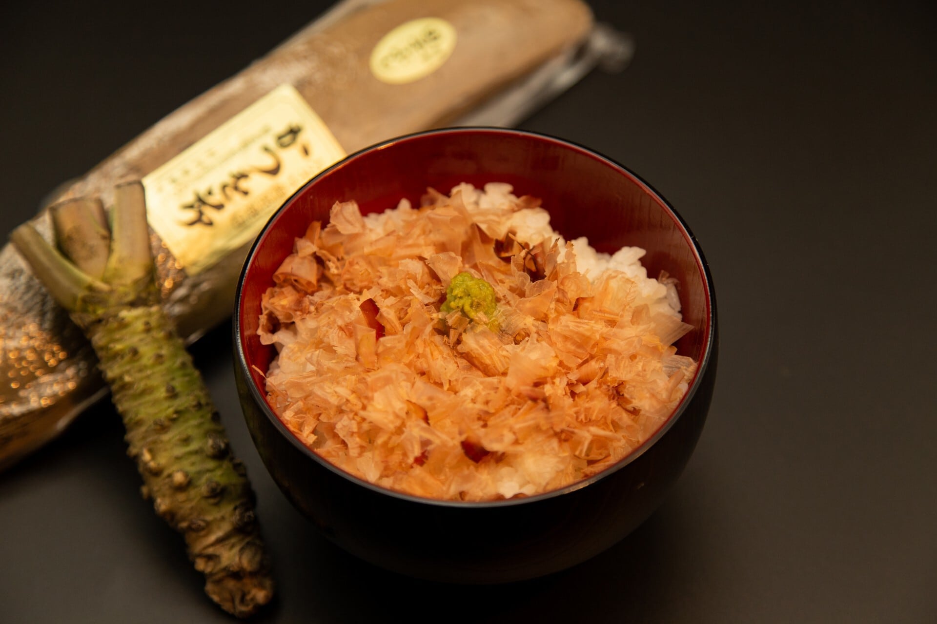 本枯れ本節 2本入(背節・腹節 各1本) カネサ鰹節商店 鰹節 本枯れ節 2本セット 雄節 (1本 240~260g) 計480g~520g 本枯節 本節 かつお節 かつおぶし 削りたて だし 出汁 だしが効く 背節 背中側の部位 無添加 鹿児島 枕崎 国産 贈り物 送料無料