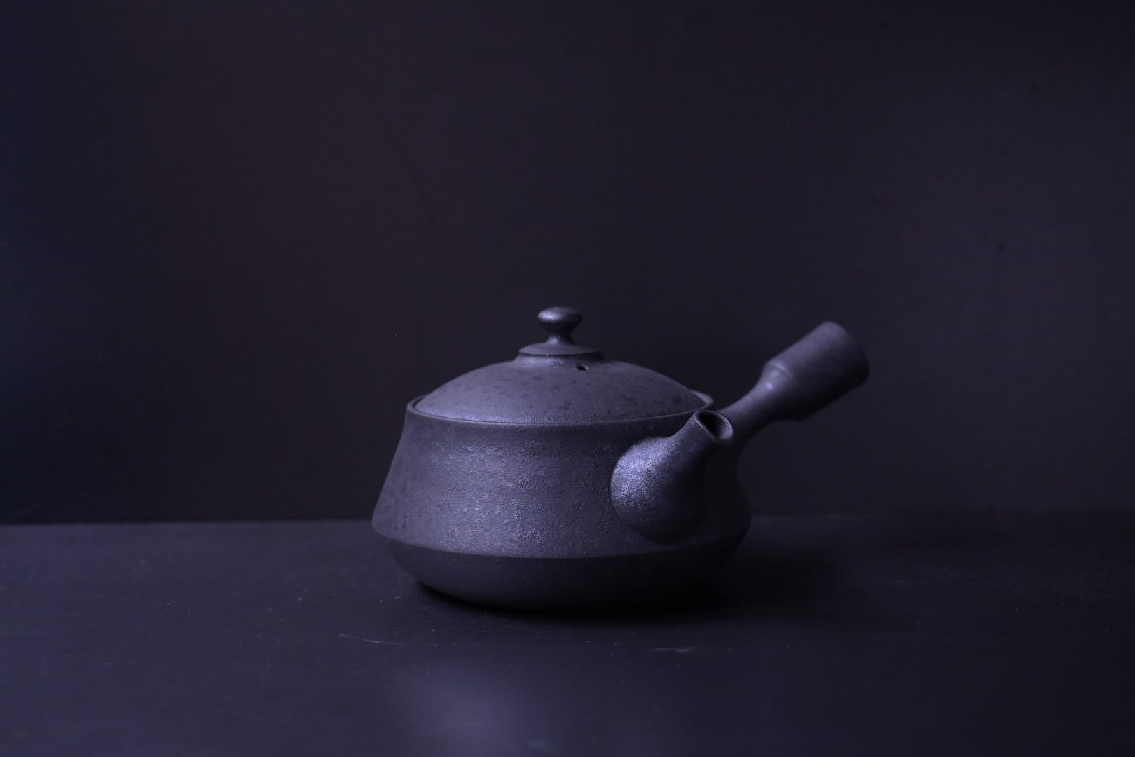 藤田徳太 鉄釉平三角急須 | 鎌倉倶楽部 茶寮