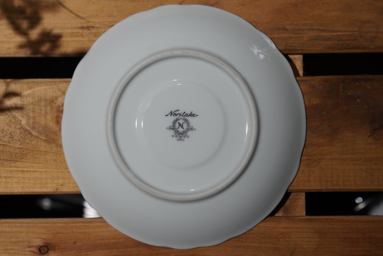 Noritake(ノリタケ) 白磁レリーフ × 金彩 ティーカップ＆ソーサー