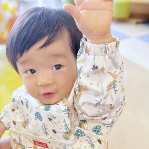 即納 送料無料 】お食事エプロン 長袖 防水 かわいい おしゃれ ベビー