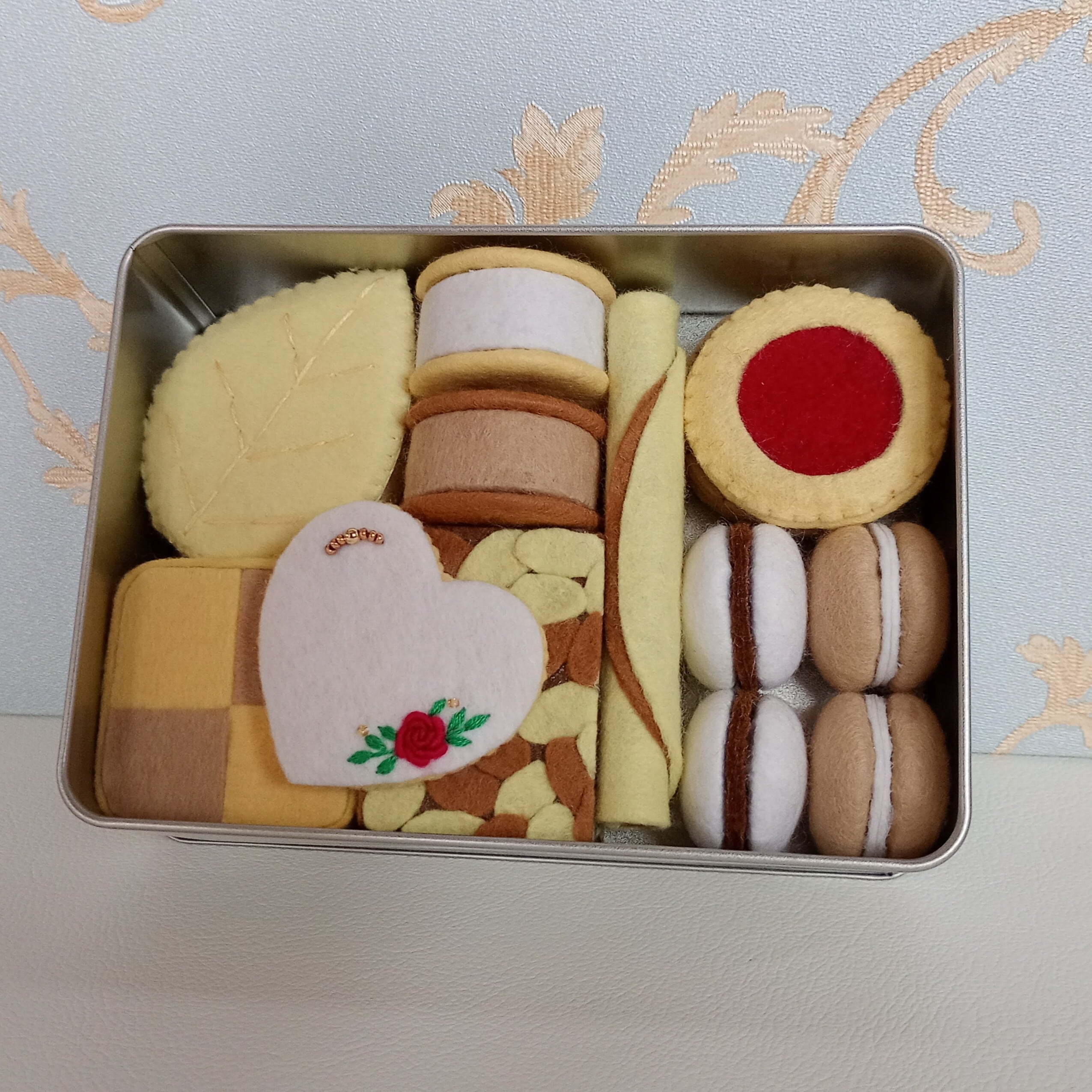 カナの青い箱【フェルト＆刺繍のおままごと】