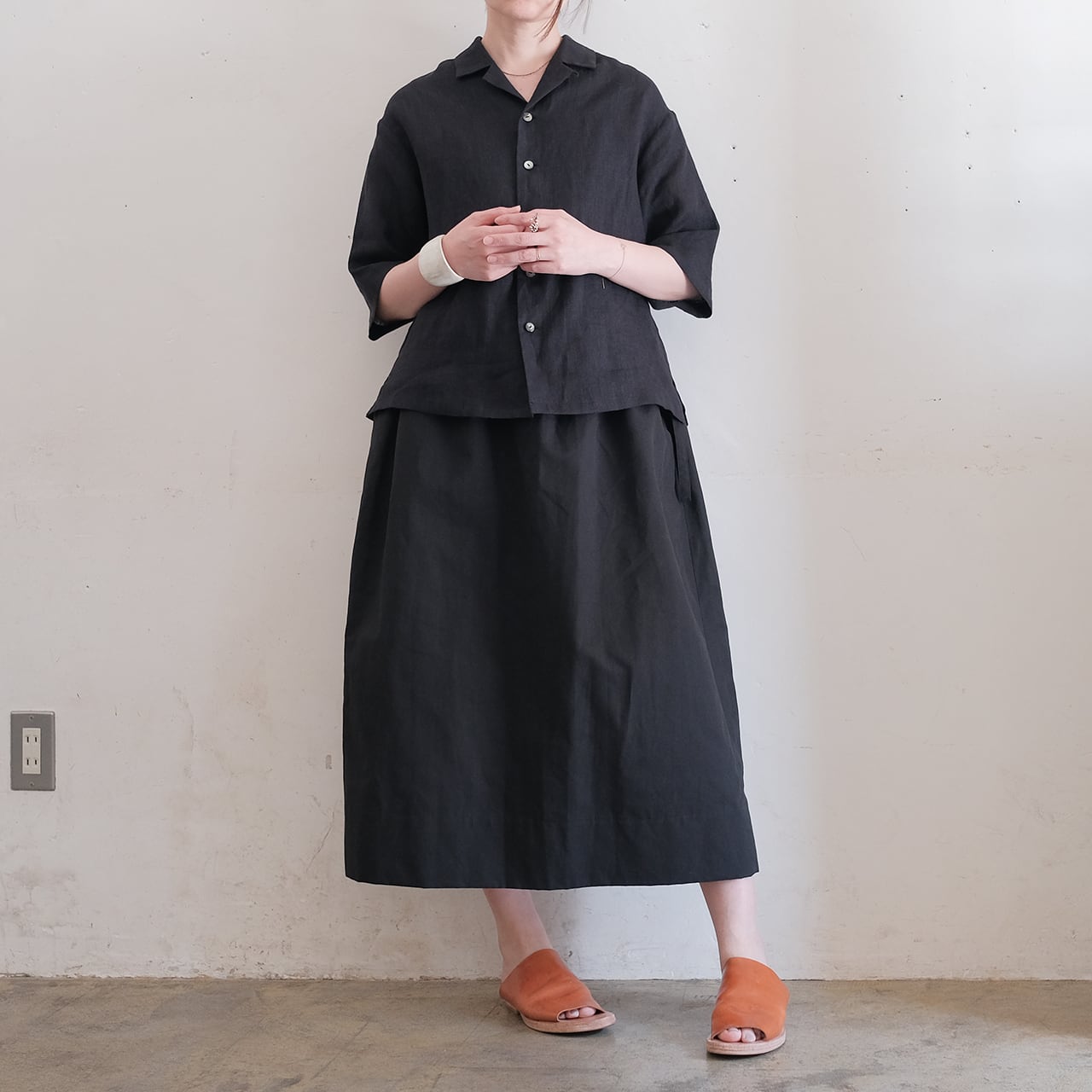 one side slit long skirt/cotton linen〈black〉 | SALUÉ one side slit long skirt/cotton linen〈black〉 | SALUÉ