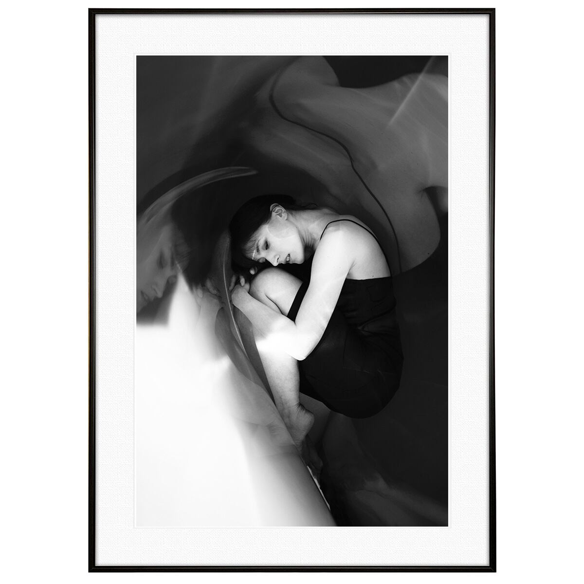 人物写真 鏡の中でポーズをとる女性 インテリアアートフォト モノクロポスター額装 AS4368