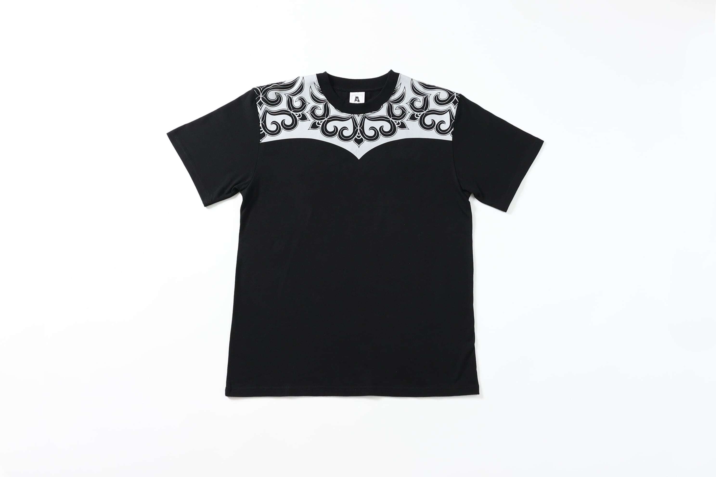 ユマルイ　アイヌ柄　Tシャツ とジョッキ アイヌ文様のTシャツ (B) | monova｜贈り物に、自分に 日本のいいモノ。