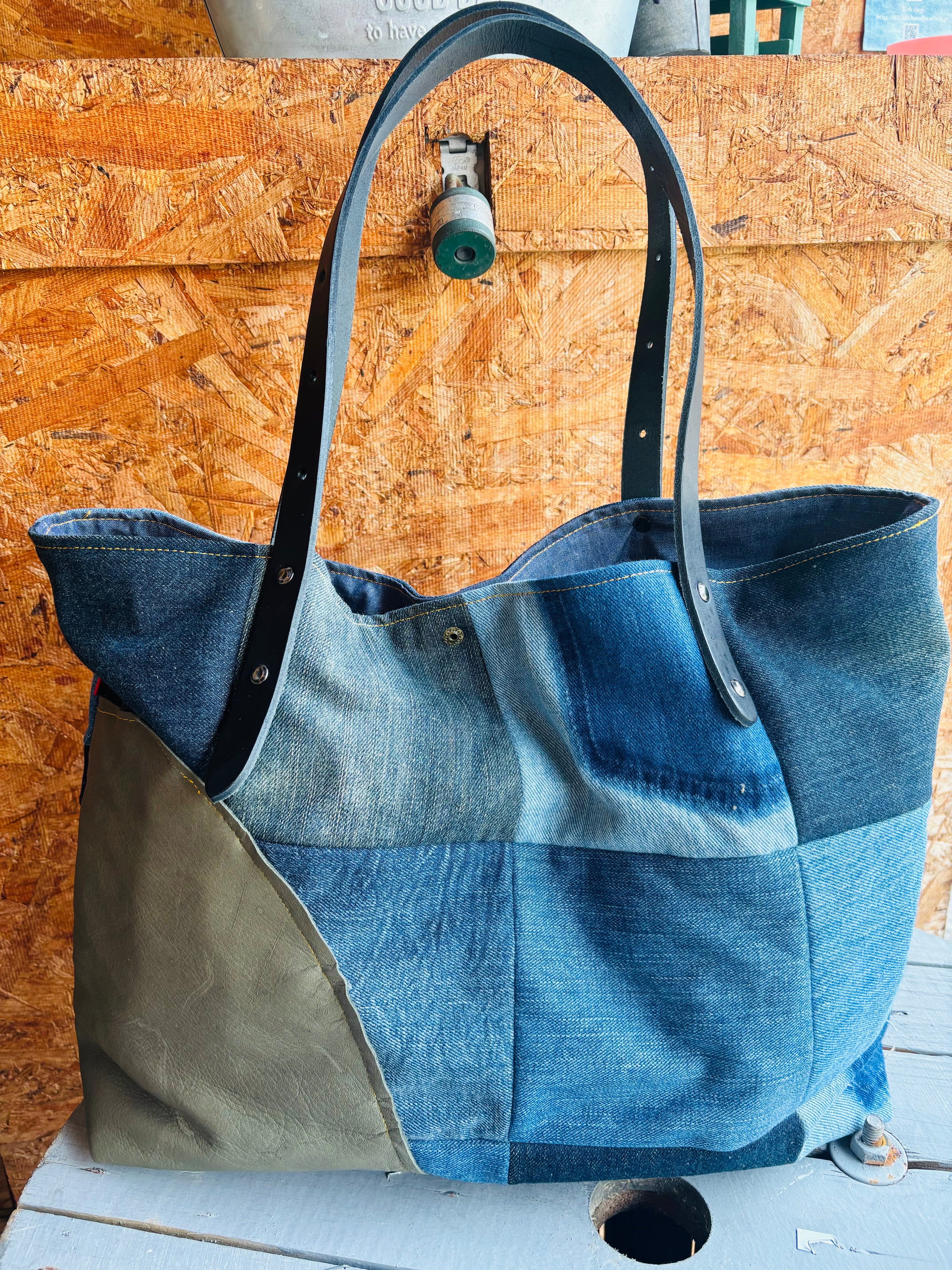 デニムパッチワークトートバッグ ハンドメイド チャーム付き | M