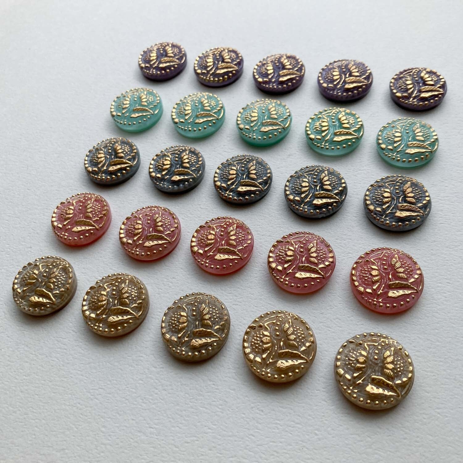 うらら様orderページ‼︎ ボタンカボションイヤリング♥️ ボタンカボション デザイン色々 バラ入り30個！ ピアス・イヤリング