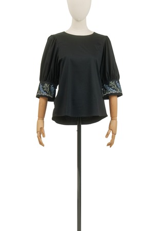 EMB.CUFF U NECK T SHIRT / BLK