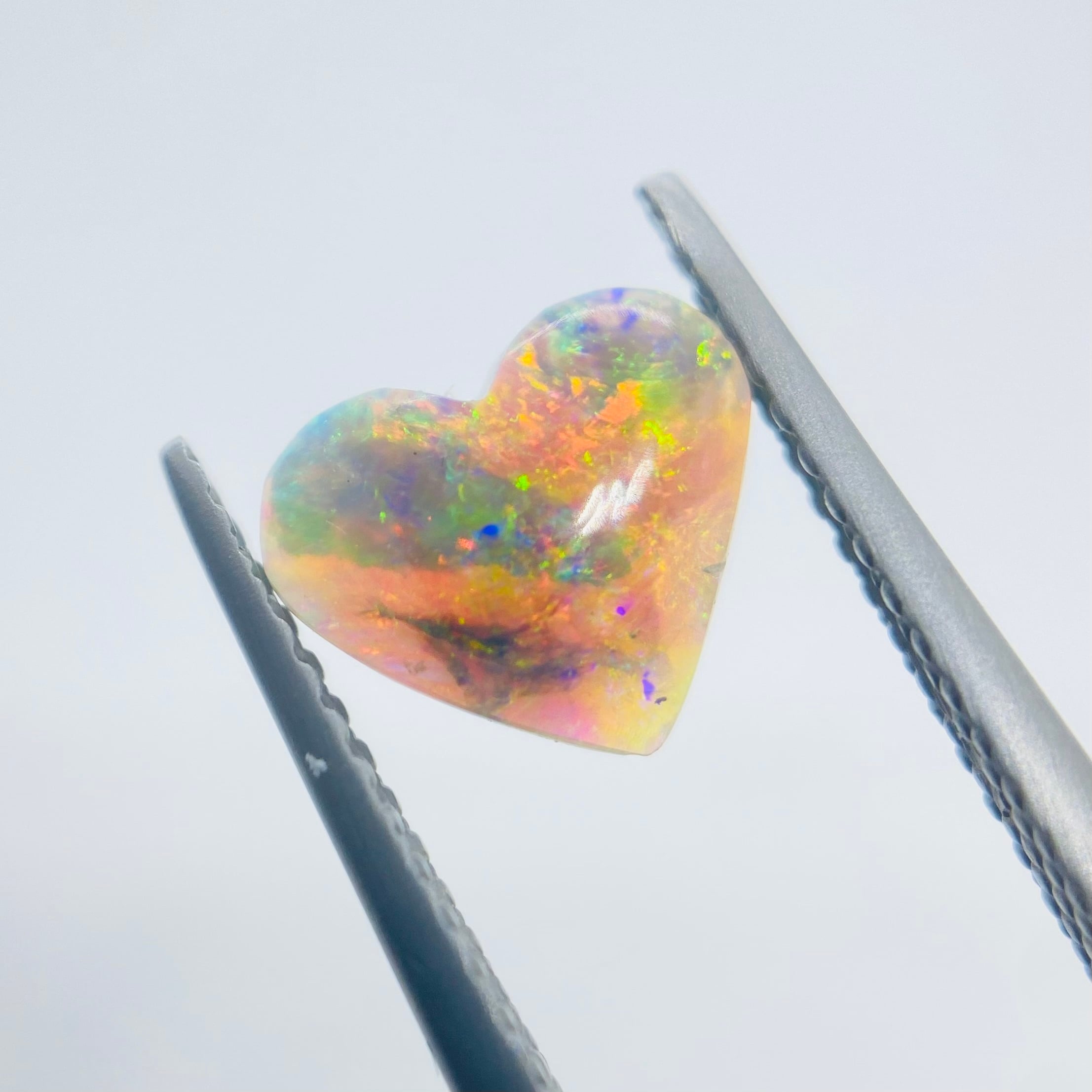 遊色の美しいハートオパール