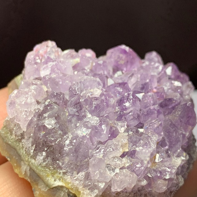 1.ウルグアイ産アメジストクラスターに住み着いているフローライトハリネズミさん