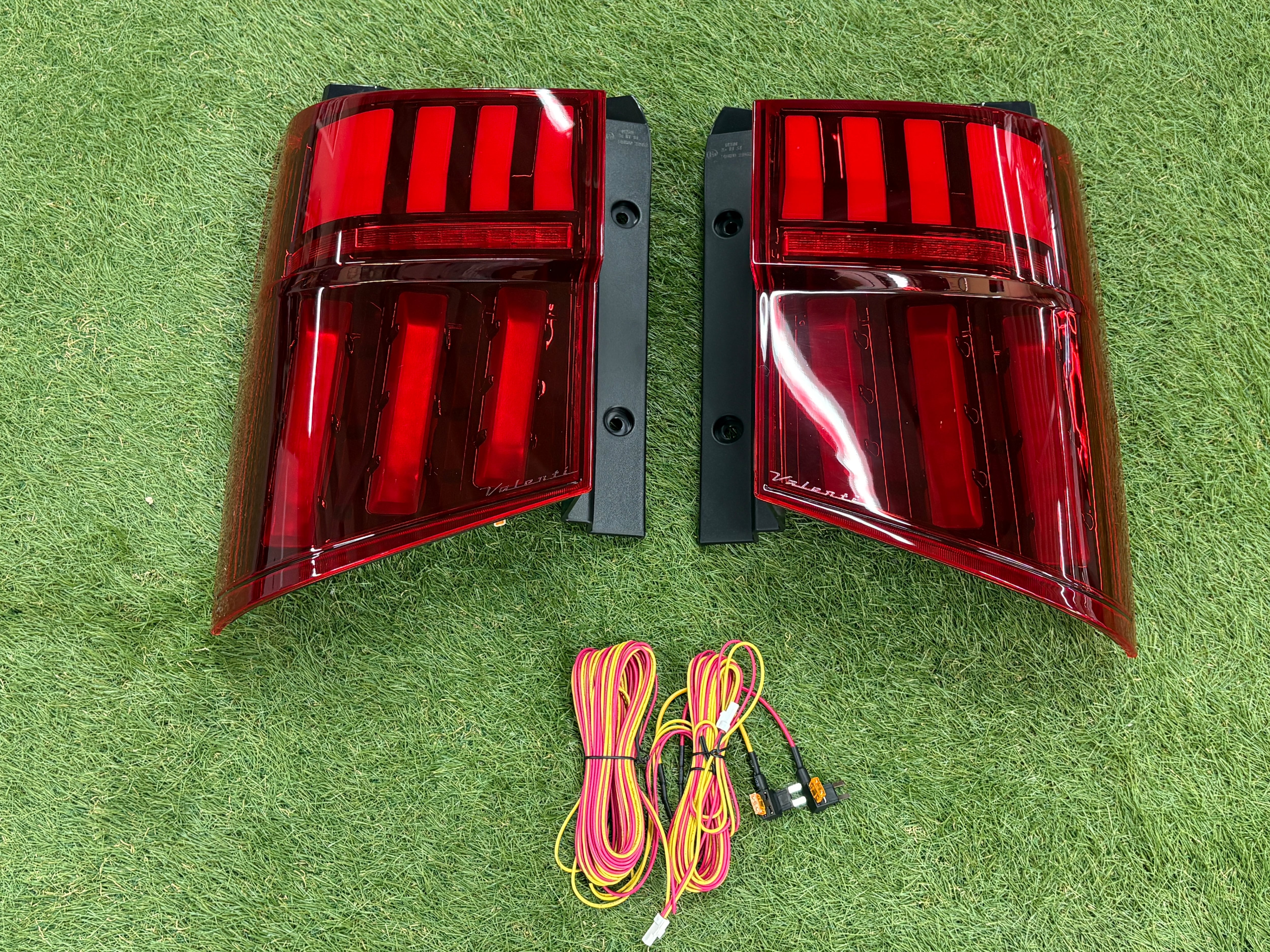 新型デリカD:5用 ジュエルLEDテールランプ ULTRA レッドレンズ