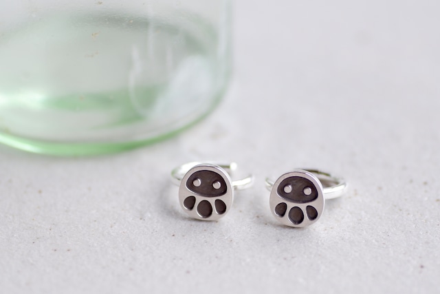 【ORDER】daruma cuff earring (one ear) SV925 <baby emperor penguin> / だるまイヤーカフ(片耳) ＜皇帝ペンギン＞