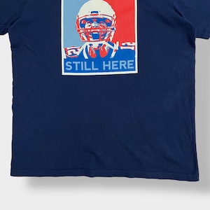 【Barstool Sports】 アメフト 人物 プリント Tシャツ STILL HERE バックロゴ L〜XL相当 バースツールスポーツ US古着