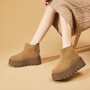 【送料無料】 ブーツ ムートン 3色 色 靴 シューズ 裏起毛 寒さ対策 もこもこ 裏ボア ゴツゴツ 厚底 タンクソール 丸トゥ ファスナー スエード ボア素材 可愛い 大人可愛い シンプル カジュアル コンサバ おしゃれ レトロ こなれ感 無地 冬 防寒 温かい レディース 女性用 ママ 30代 40代 デート お出かけ 女子会 休日 お茶会 垢抜け デイリーユース 普段使い ファッション コーデ スタイル 楽ちん 歩きやすい 脚長 定番 スタイルアップ ブラック カーキ ブラウン 大人カラー