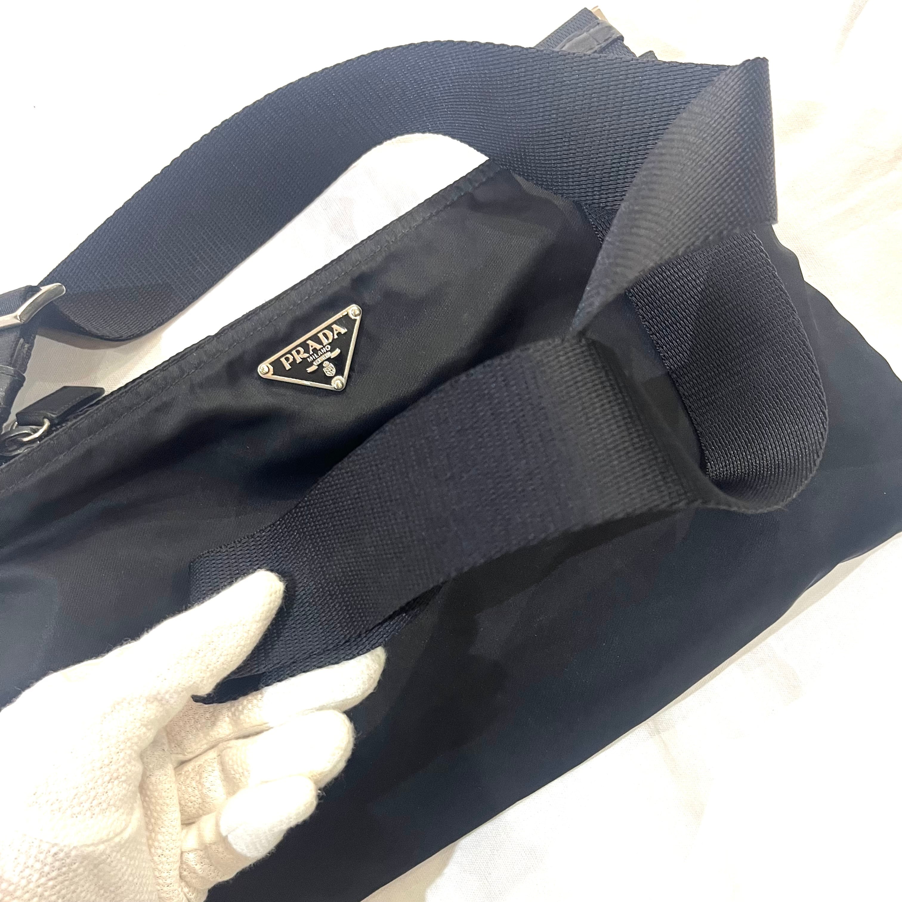 PRADA】超軽量ナイロンショルダーバッグ 三角ロゴプレート ブラック