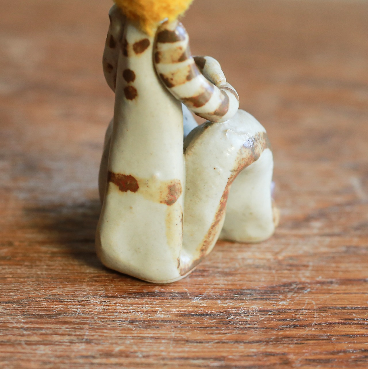 空を見て考え事をする、黄色い頭の少年