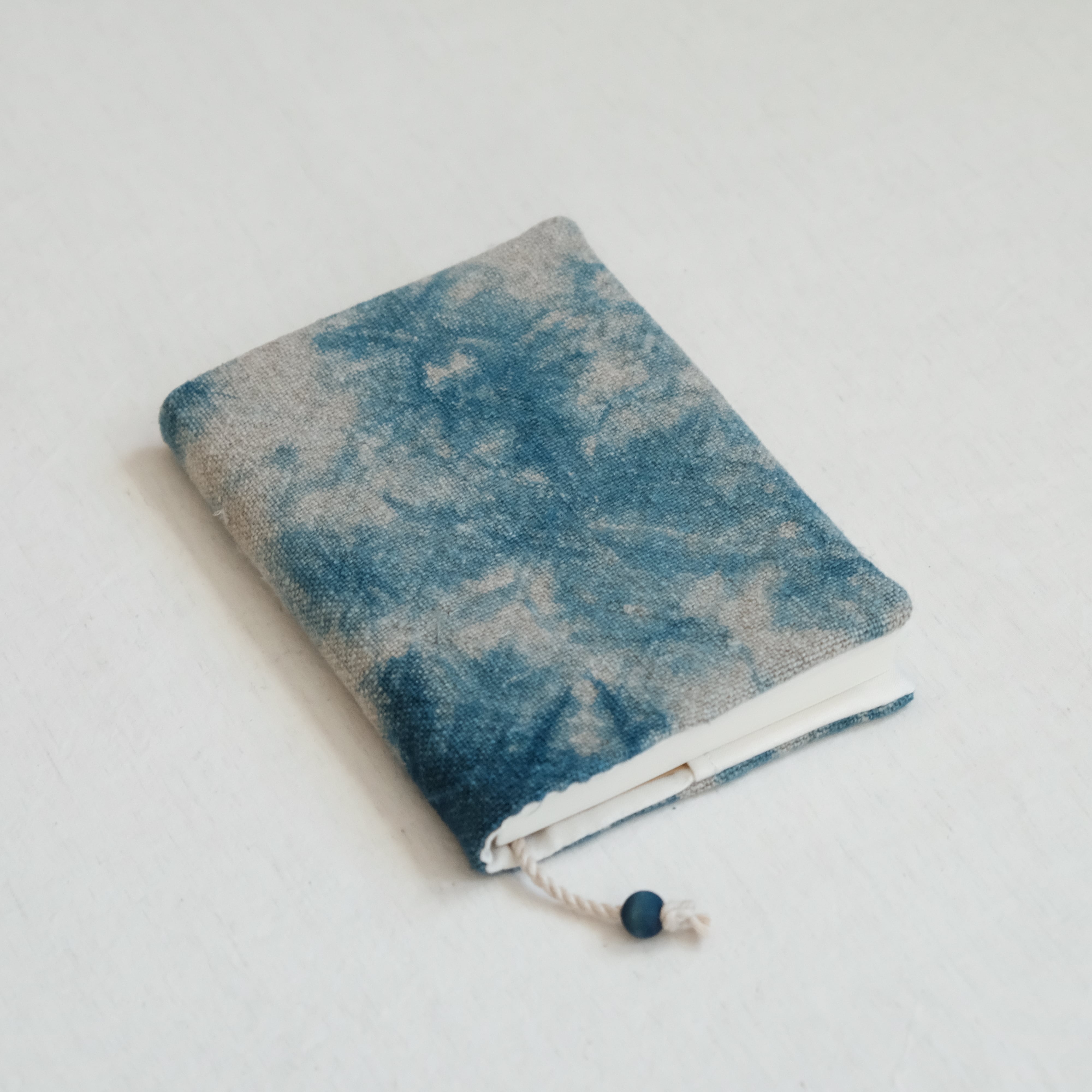 藍染めリネンのブックカバー〈 斑 〉 #03