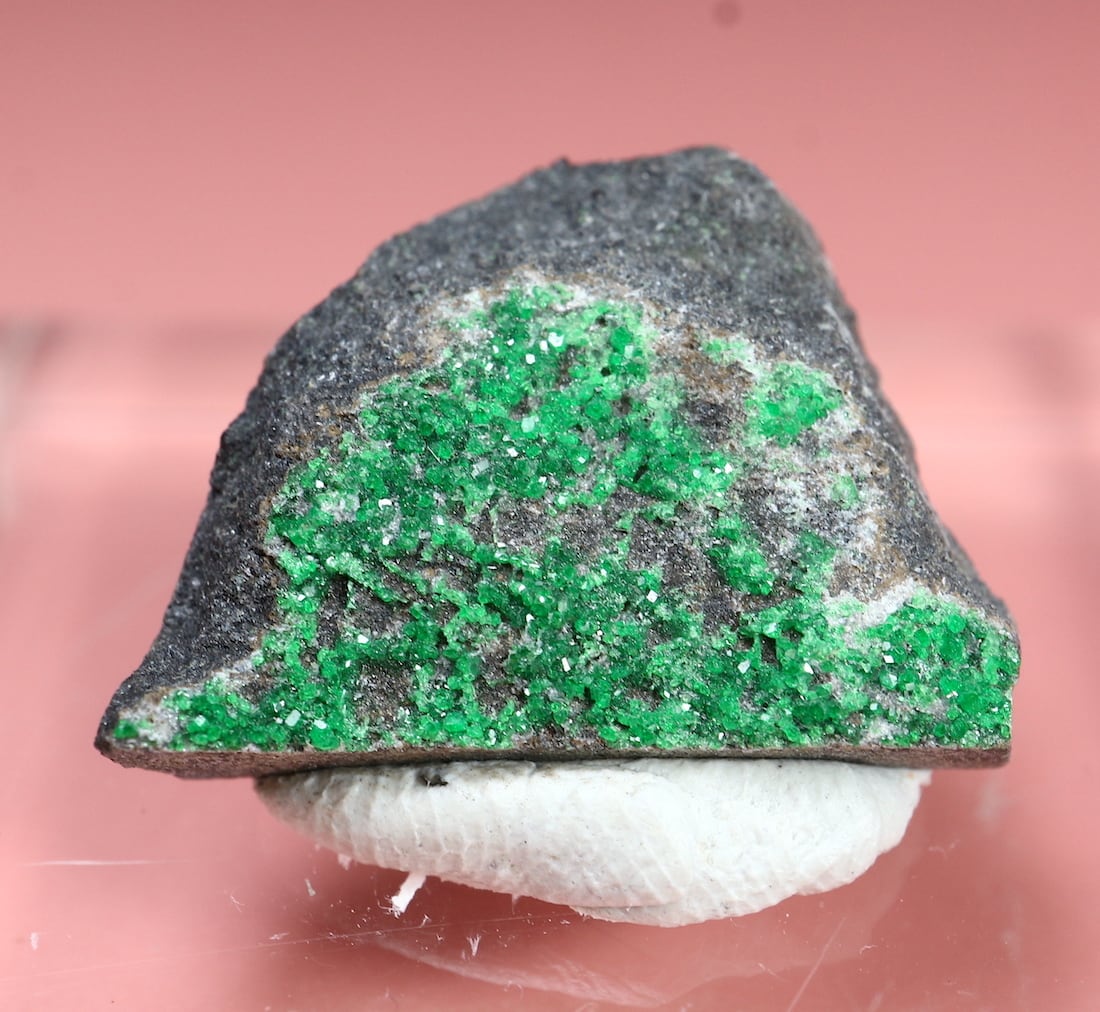 ロシア産 ウバロバイト  灰クロム柘榴石  3,4g UV013　鉱物　原石　天然石
