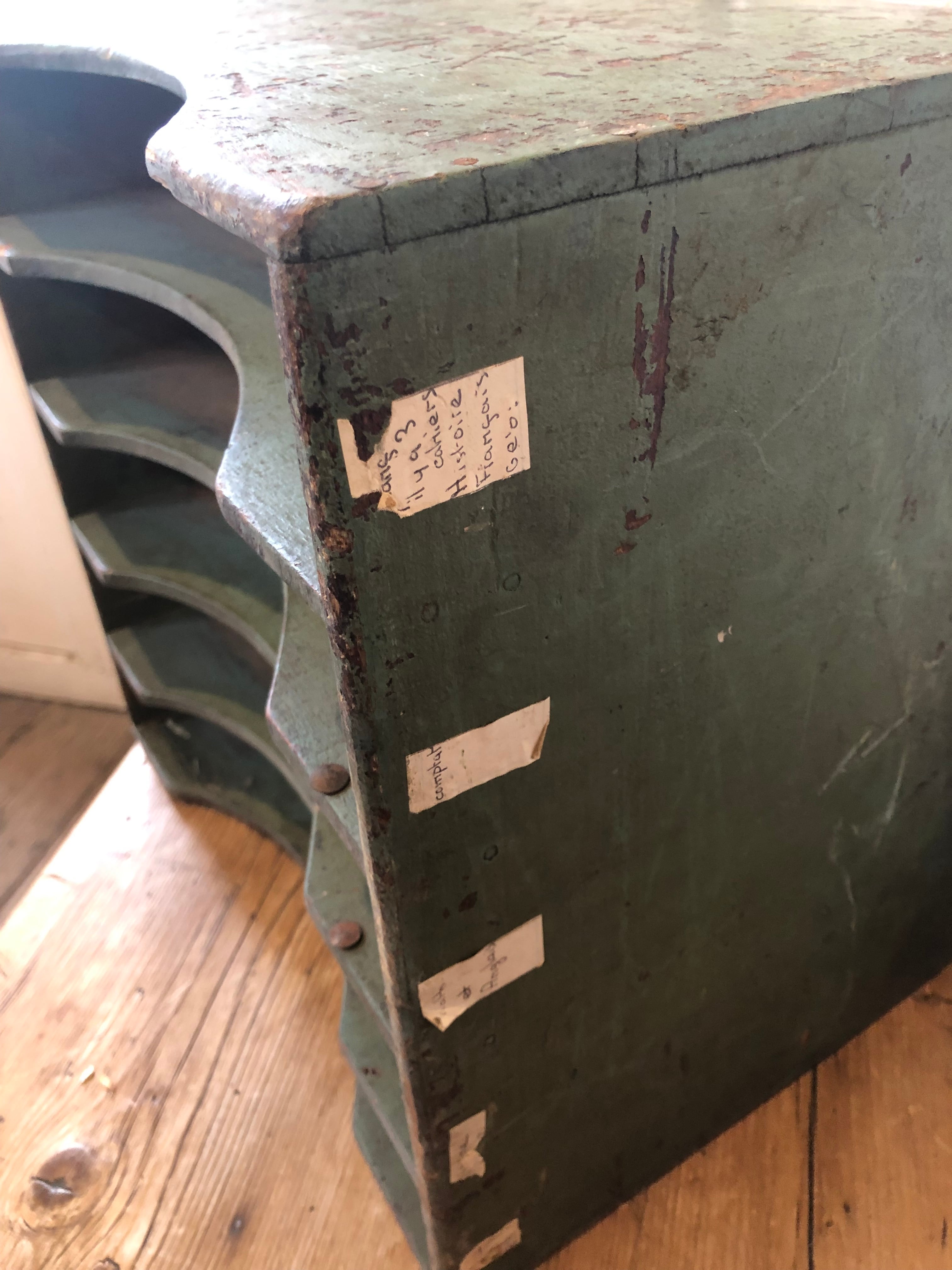 フランスブロカント グリーンの木製仕分け棚 書類棚 | Brocante de La