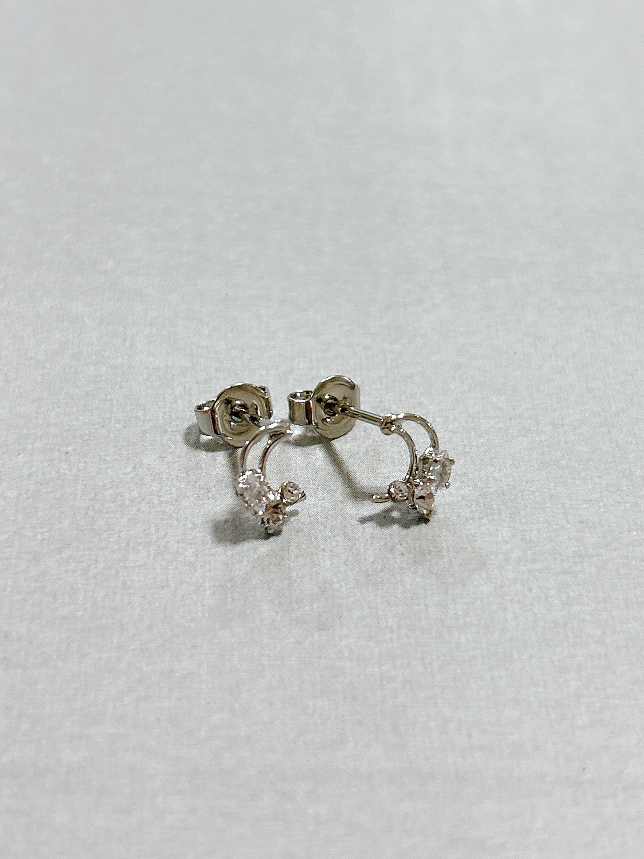 innocence〉クレセントムーンピアス【made in japan】 | accessory bijou