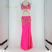 ベリーダンス オリエンタル 衣装 上下セット ピンク系 トップス スカート アーム アーム飾り スパンコール ビーズ 花 スリット 鮮やか 蛍光ピンク ダンス衣装 腕飾り かわいい 華やか キラキラ イベント ステージ