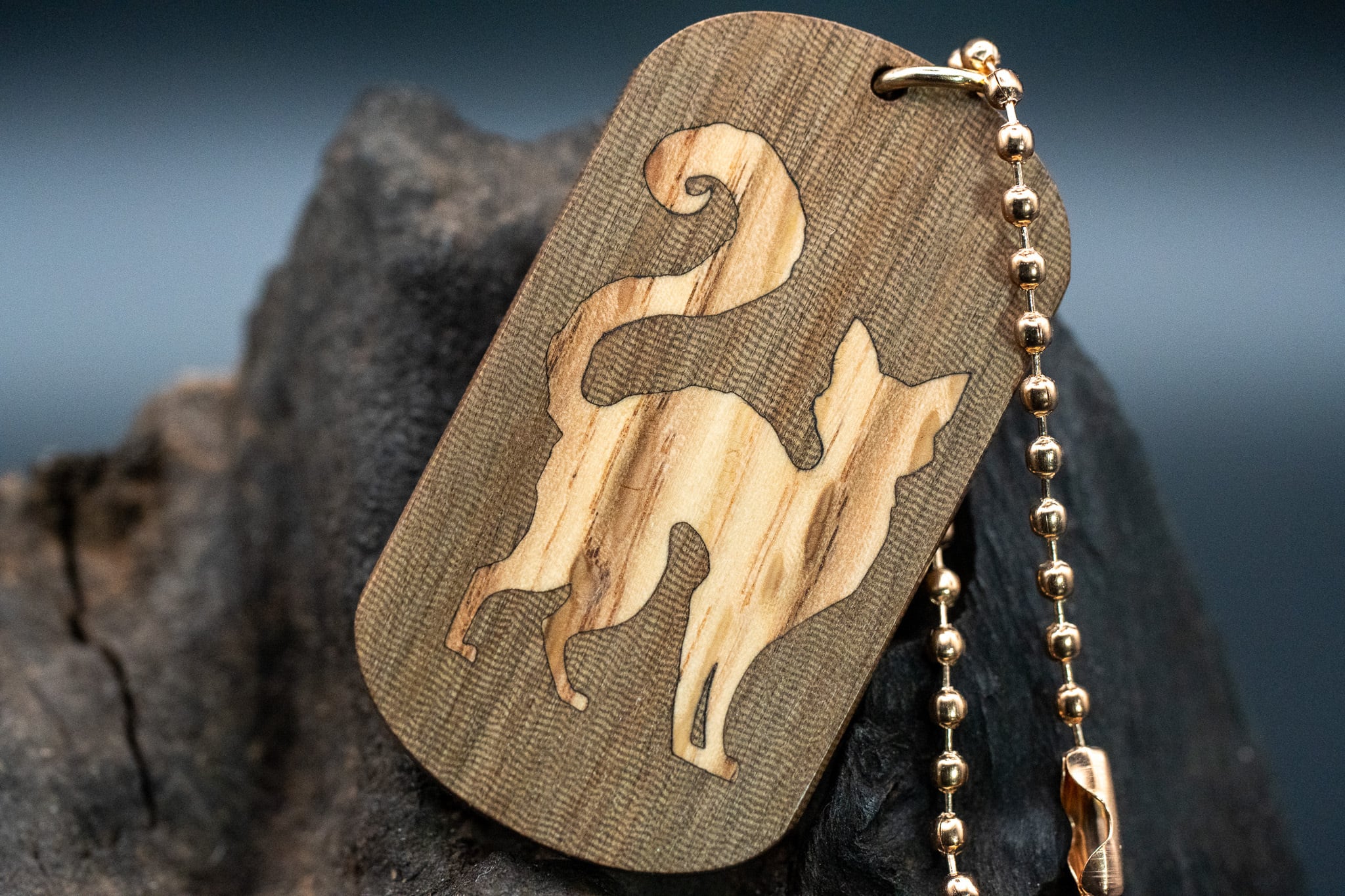 【 地と灰の銘木 】 神代トチ ドッグタグ 象嵌 探る視線