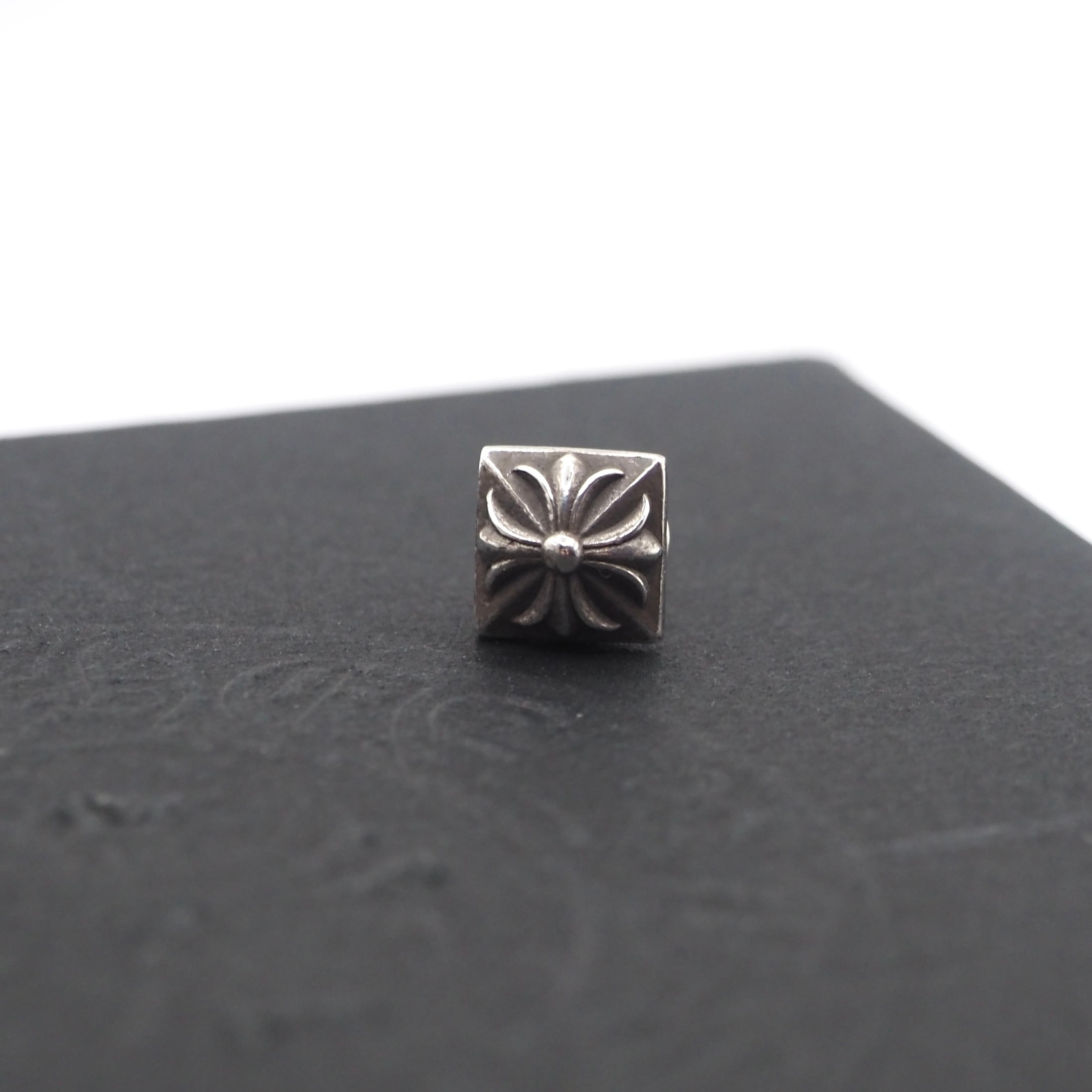 CHROME HEARTS クロムハーツ　ピラミッドスタッドシルバーピアス CHROME HEARTS ピラミッドスタッドピアス シルバー クロムハーツ 付属