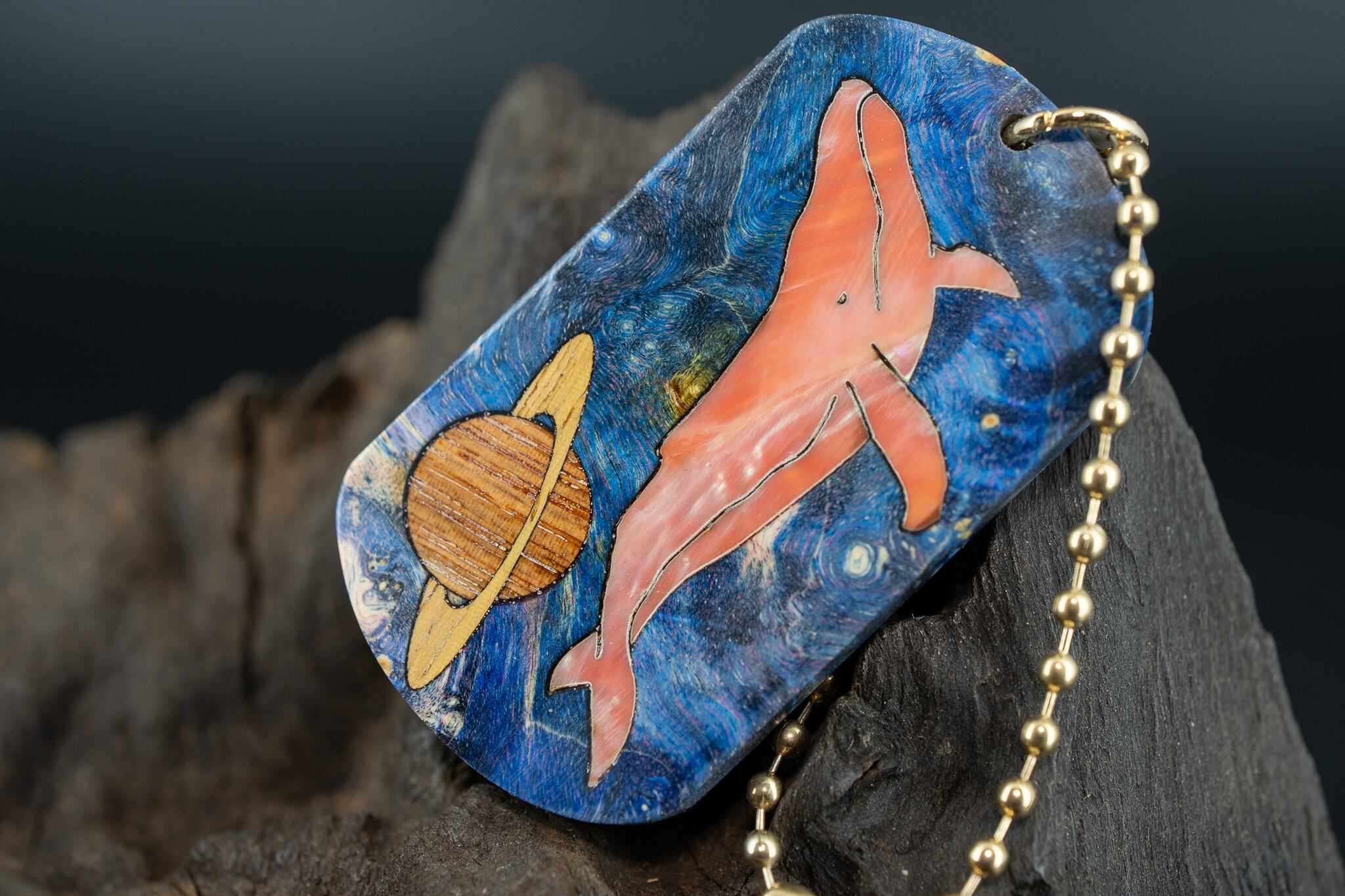 【カナダの象徴】ハードメープル 瘤杢 スタビライズウッド ドッグタグ 象嵌 勇魚と惑星