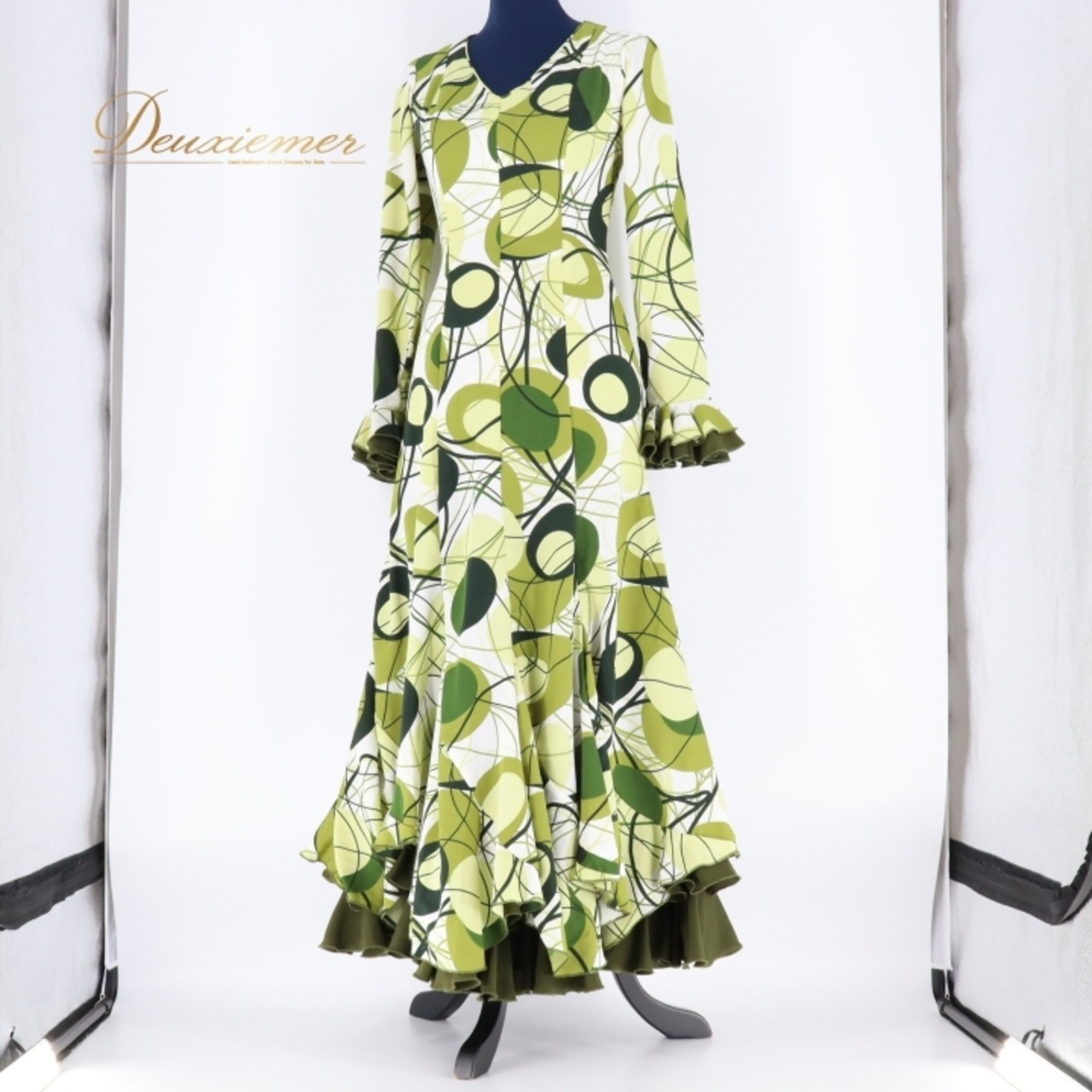 フラメンコ 衣装 マンサニージャ Manzanilla ワンピース ドレス ボランテ フリル 模様 柄 ダンス パーティ 発表会 マルチ グリーン系 ホワイト系 おしゃれ デザイン スタイリッシュ マルチカラー レトロ スカート コスチューム イベント レディース