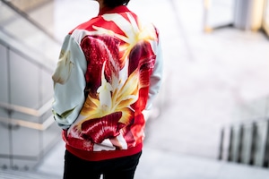 【冨田実布×コロモリ】「そっと」チューリップボンバージャケット【受注生産】Tomita Miho × Koromori] "Sotto" Tulip Bomber Jacket [Make to Order].