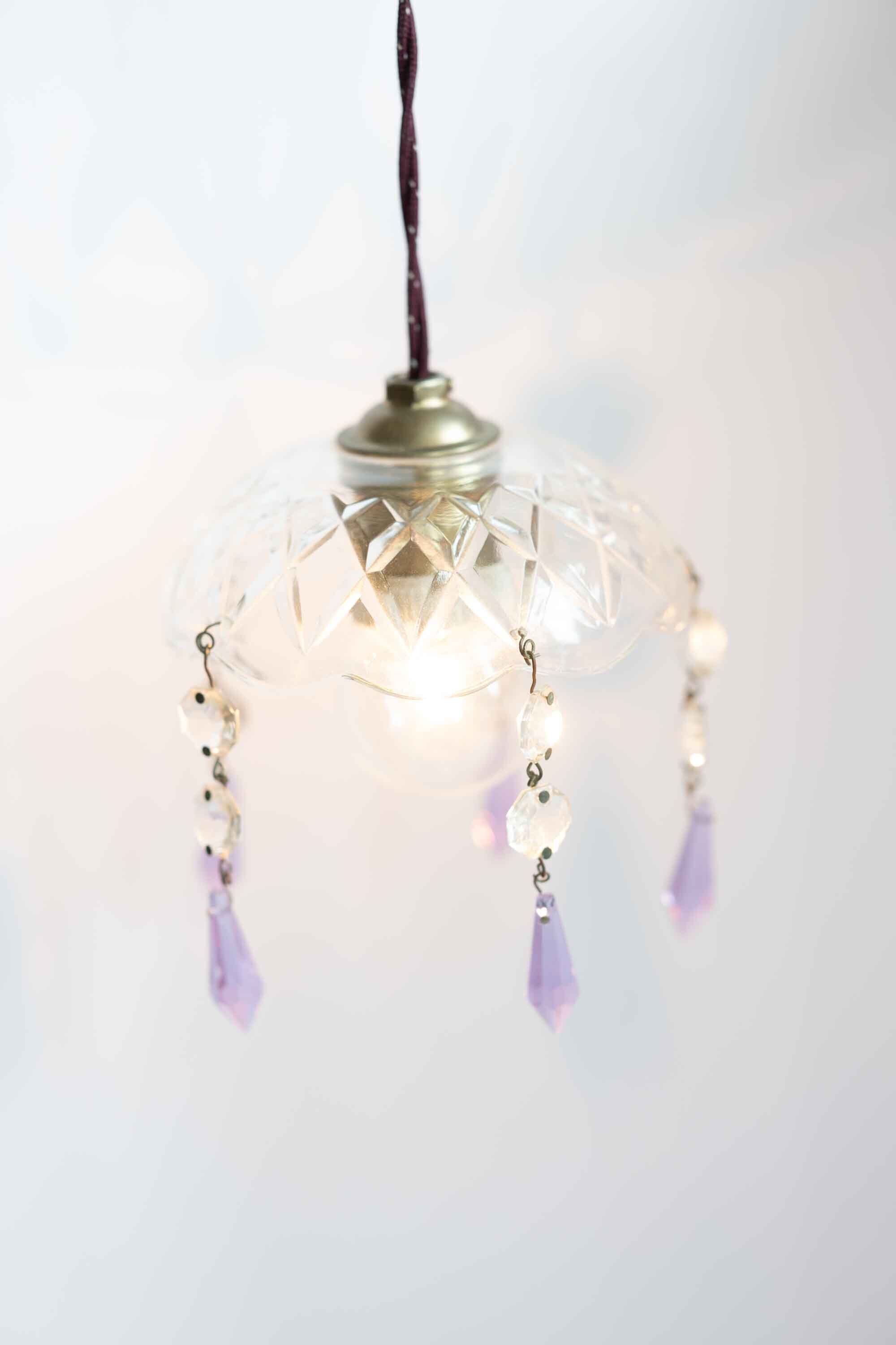 ミニシャンデリア ドロップ部の1つが薄紫の着色があり大変美しいです。ドロップガラスは五本です。