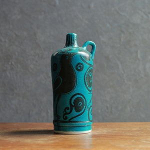 エメラルドグリーンが鮮やかな、美しい模様のフラワーベース