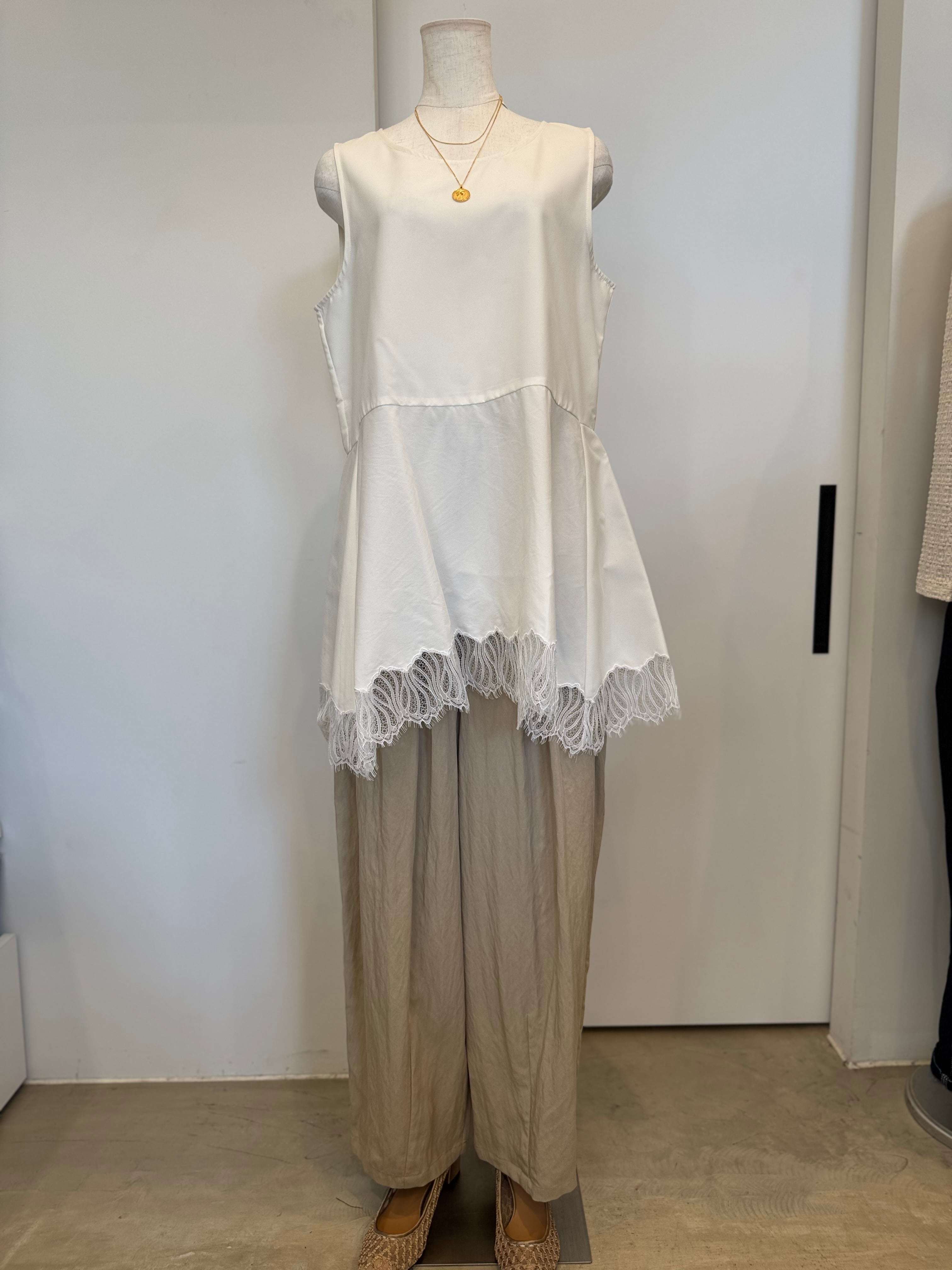 【CHIGNON】フロントタックカーヴィーパンツ　3261-026MK