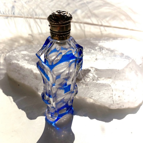 クリスタルガラスの香水瓶