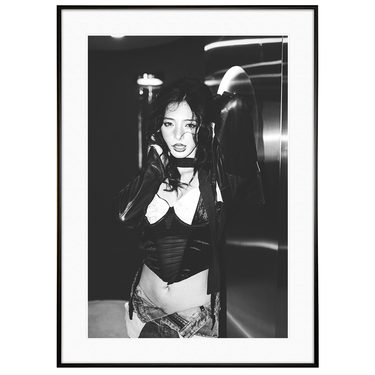 人物写真 ポーズをとる女性 インテリアアート モノクロポスター額装 AS3741