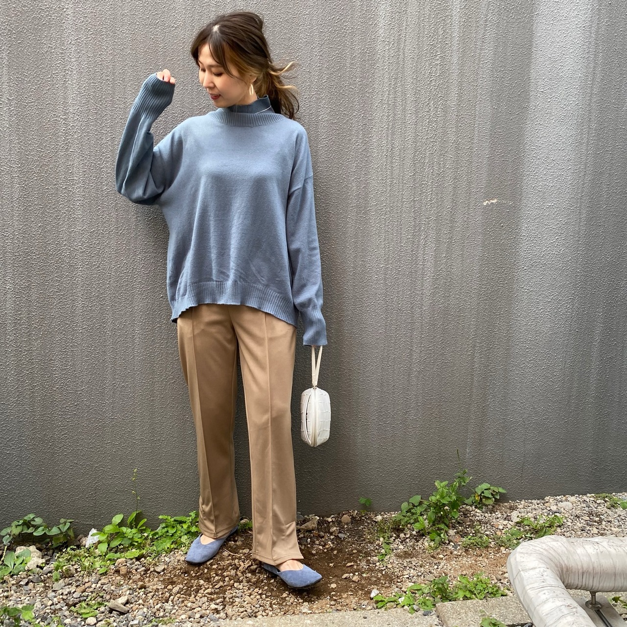 ハイウエストストレッチプレスフレアスラックス／ベージュ
