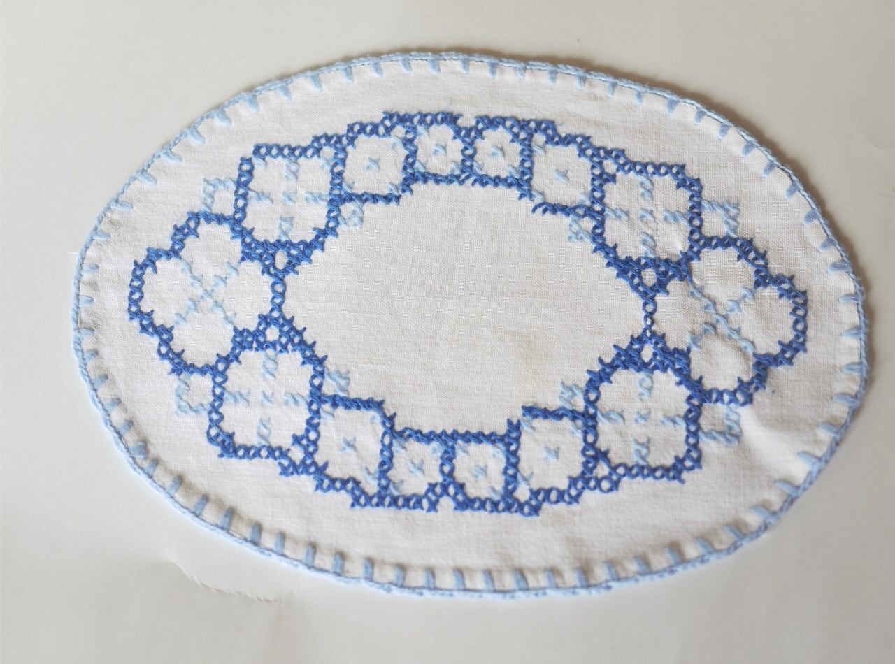 ブルーワーク 一色刺繍 楕円ドイリー クロスステッチ