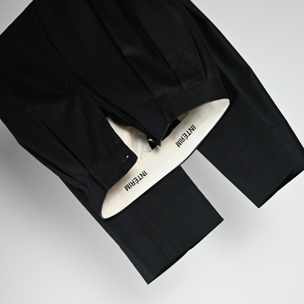 INTERIM / SUPER 120'S LIGHT WOOL FRANO WITH LEATHER PIPING 2-TUCK STRAIGHT SLACKS