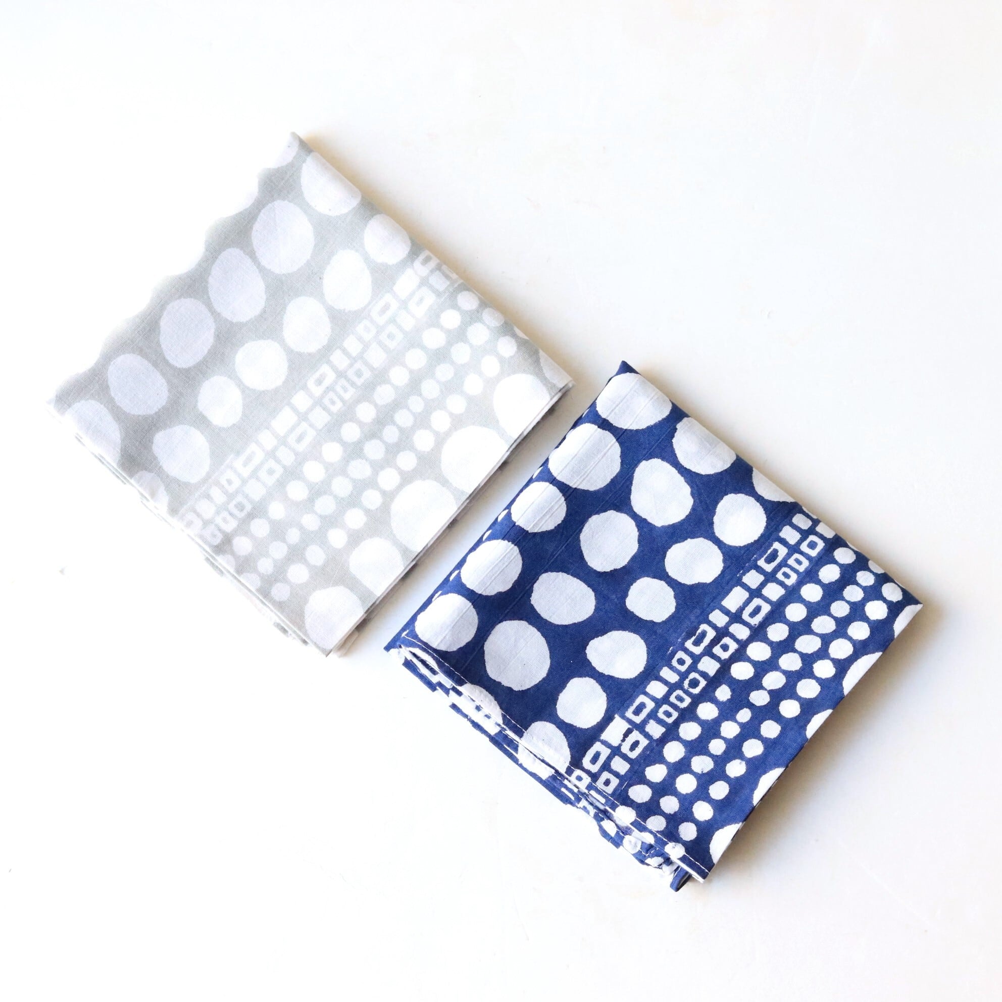 【ハンカチ】しかくとまるのちいさな図形が並ぶ