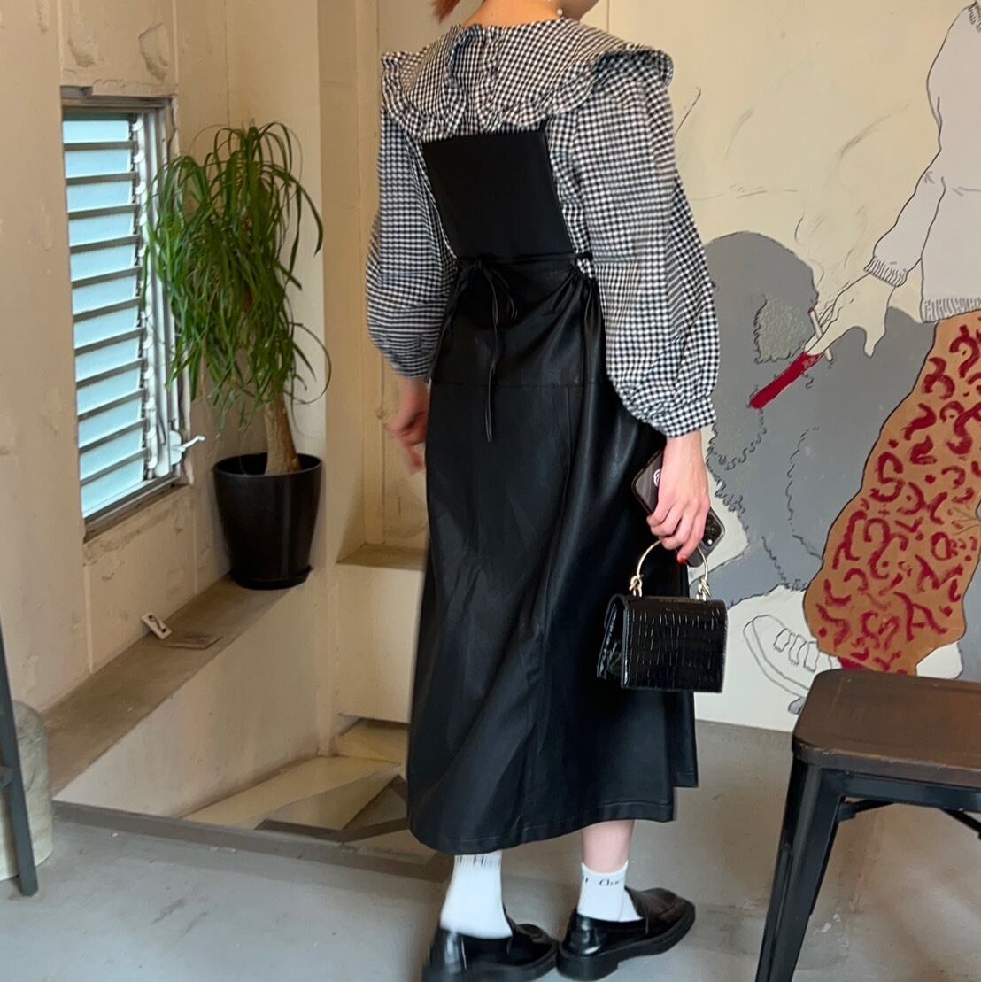 フェイクレザーレトロエプロンワンピース_LN01895