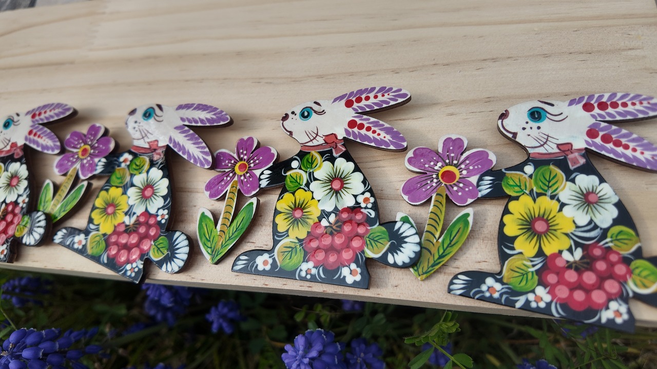 ウクライナ伝統絵画 ペトリキウカ塗り 木製ブローチ（ホメンコ作）うさぎ　ラビット　フラワー　花 - 4