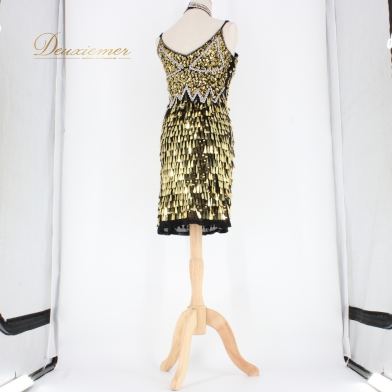 社交ダンス 衣装 ラテン ドレス ワンピース ステージ衣装 パーティドレス レディース金 黒 スパンコール ゴールド系 ブラック系 チョーカー 華やか デザイン 豪華 きらびやか 印象 おしゃれ ショートドレス フォーマル 謝恩会 お誕生日会 クリスマス パーティー 衣装 ブラック ゴールド レース 伸縮性 体型カバー 夏服 プロムドレス セクシー レディースファッション 反射光 ドレッシー 派手 目を引く