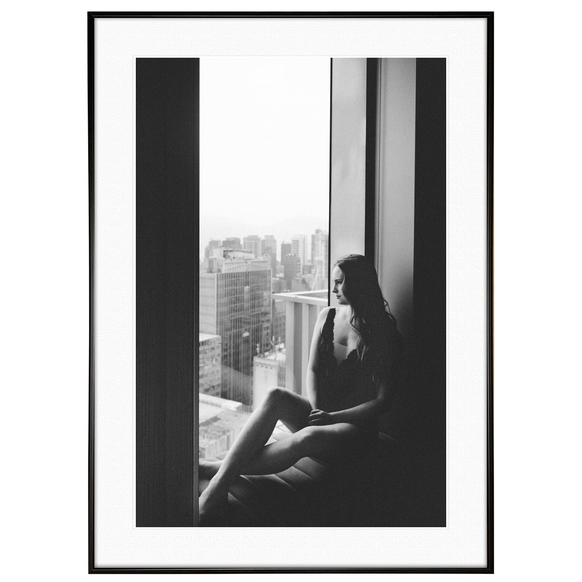 人物写真 窓に座っている女性 インテリアモノクロアートポスター額装 AS2333