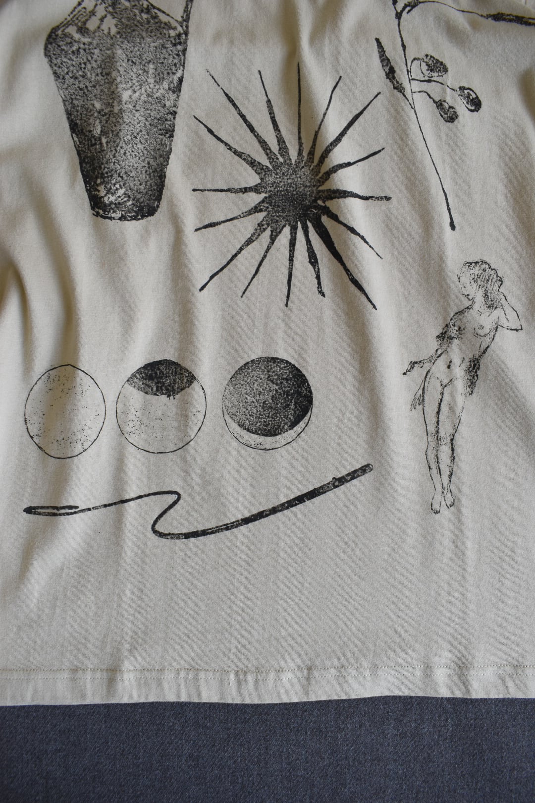 即納】physis block-printed Tshirt / sand beige | physis (ピュシス)