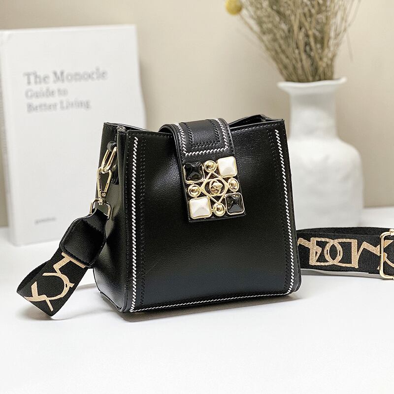 香港スタイルのレトロな小さなバッグ女性2020新しいトレンディなファッションワイルドワイドショルダーストラップメッセンジャーバッグネット赤レディースバケットバッグ Tiancai_Wing_Bag25694478174