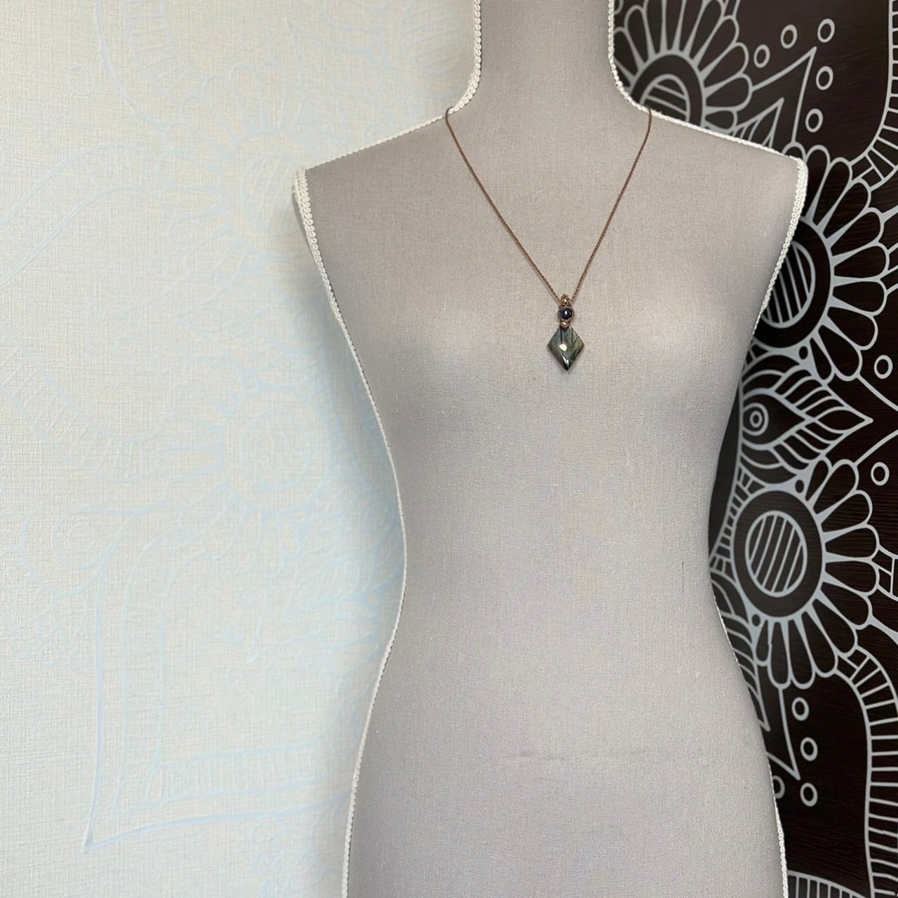 『奏蒼』ラブラドライトとサファイアのマクラメペンダントネックレス 奏蒼』ラブラドライトとサファイアのマクラメペンダント