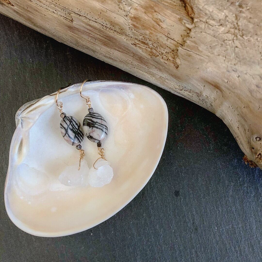 ゼブラジャスパーとドゥルージーのモノトーンピアス