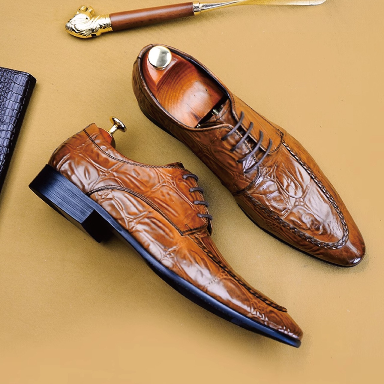 英国風のワニ柄がポイントの紳士靴　SS012