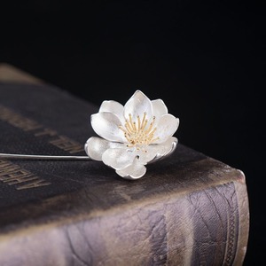 蓮の花のブローチ - 気品と美しさを身に着けることで魅力をアップ　C040